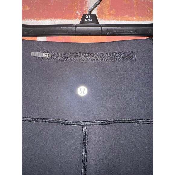 Lululemon On Your Mark 23” crop leggings size 6 - Picture 6 of 9